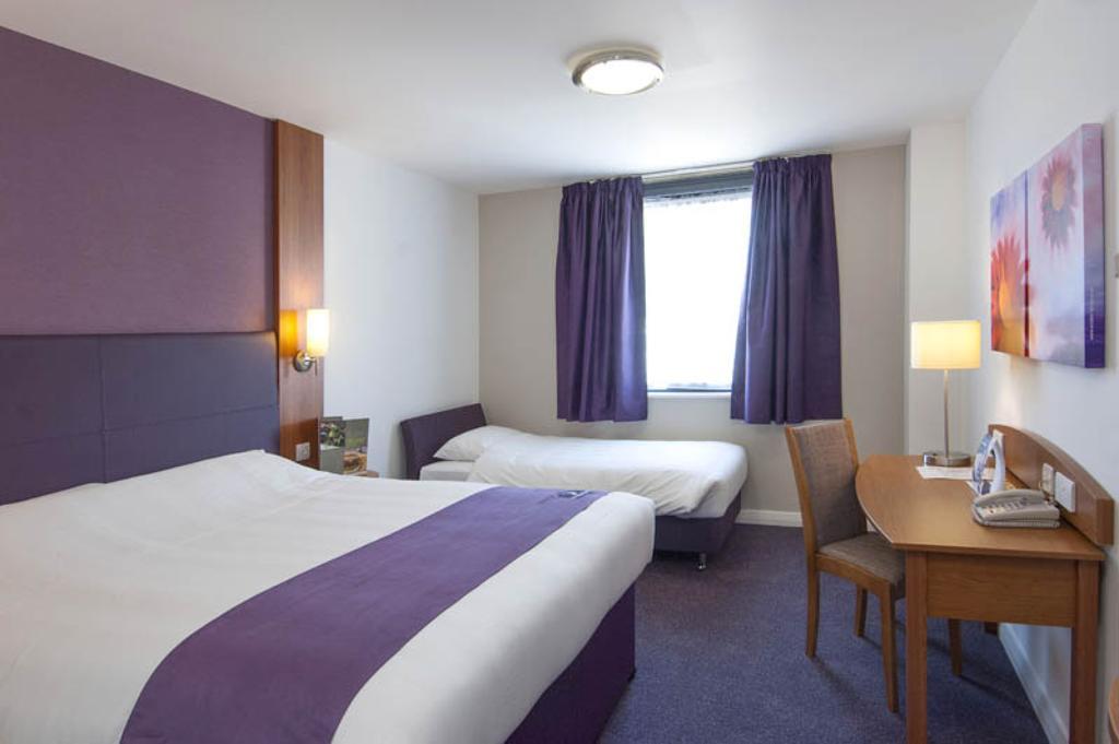 Premier Inn Falkirk East Room photo