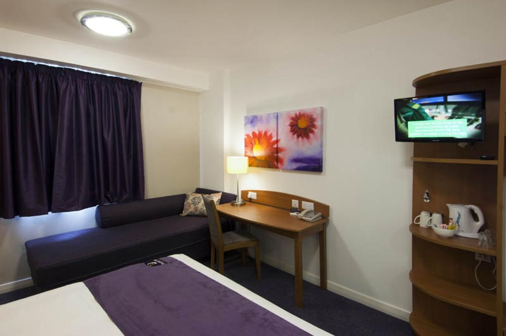 Premier Inn Falkirk East Room photo